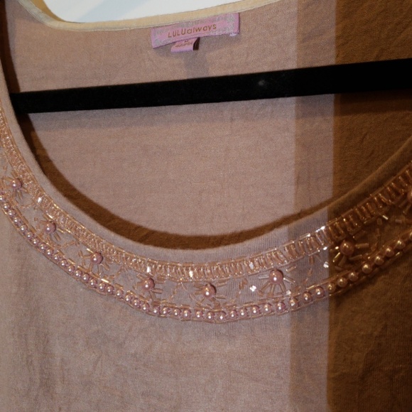 Beautiful top - Picture 3 of 5